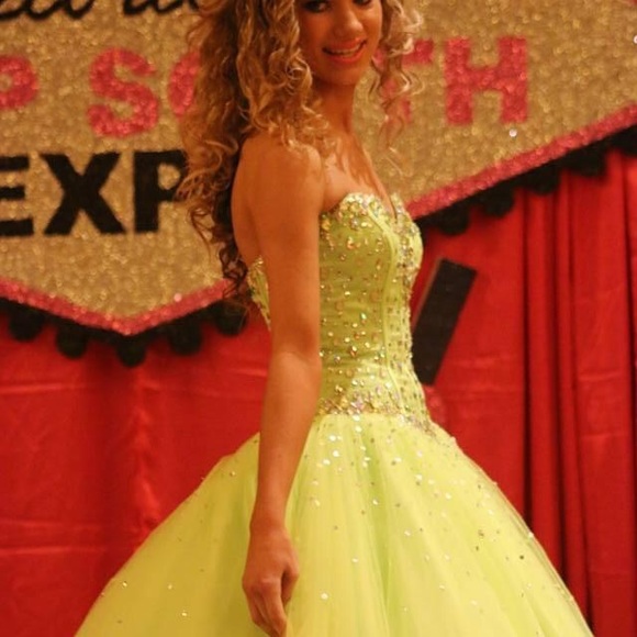 Prom/ pageant quinceanera - Picture 3 of 4